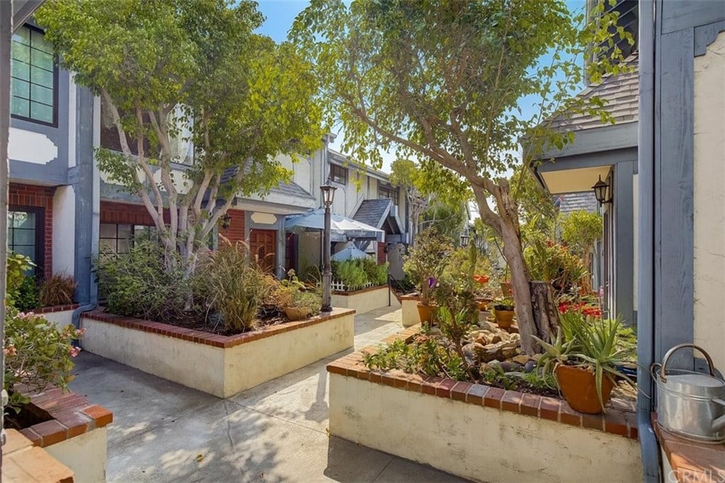 5743 Monte Vista St, Unit 6