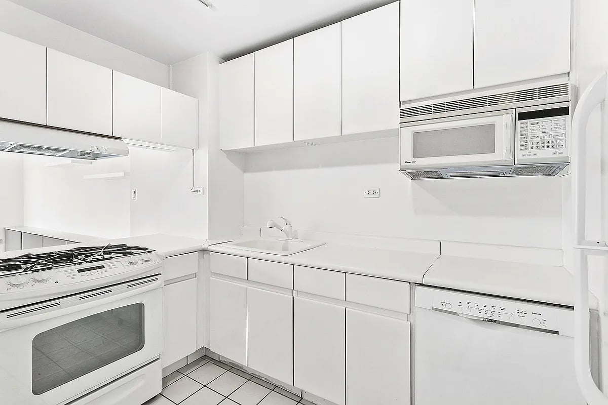 55 W 70th St #11F