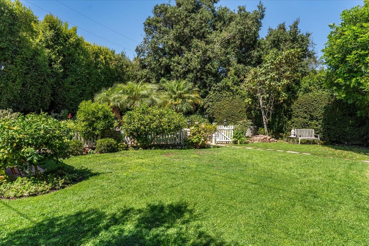 Toluca Lake 5  + 4 Traditional witih Pool & Guest House