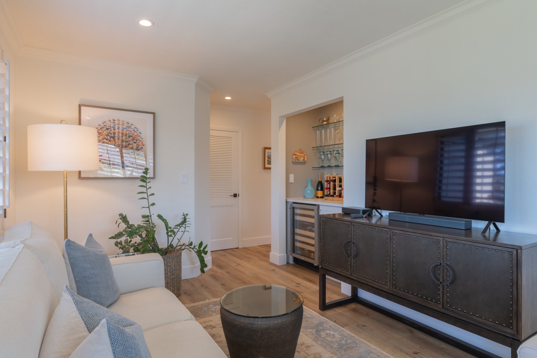 Refined Del Mesa Carmel Living - 275 Del Mesa