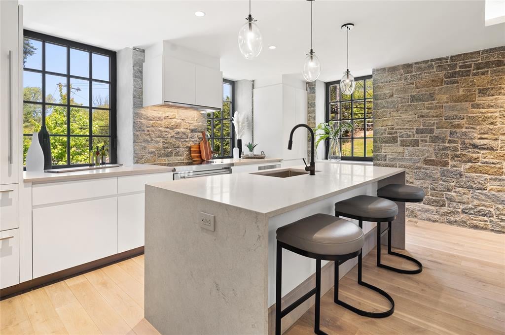 41 Richmondville Avenue Unit: 206