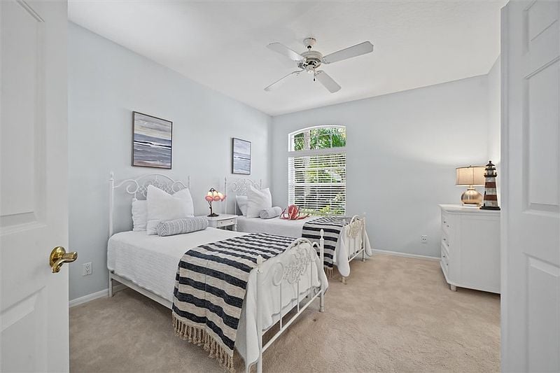 8814 Lakeside Cir