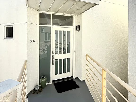 Bright & Breezy Santa Monica Condo Just Blocks from the Beach