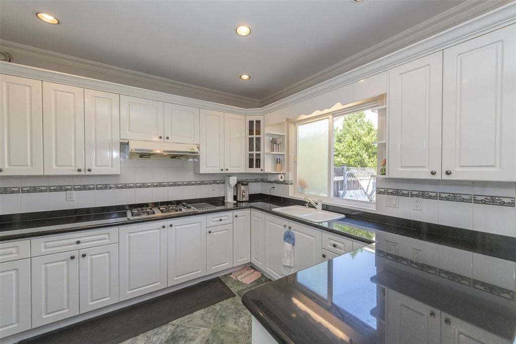9260 Pauleshin Cres