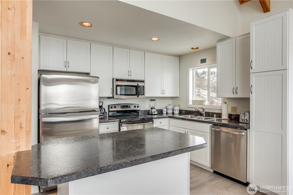 207 Riviera Dr