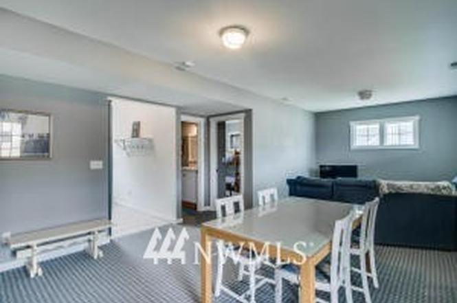 225 W Entiat Dr