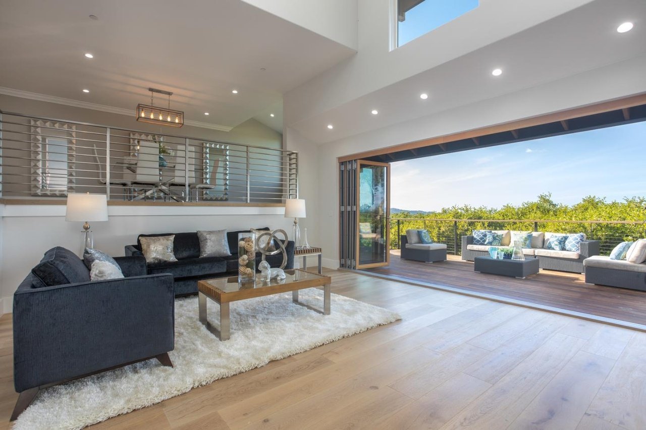 35 Hallmark Cir