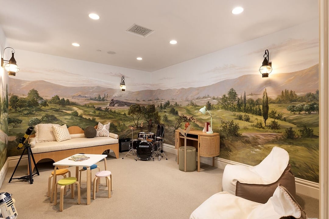 Mandeville Canyon Rd, 90049