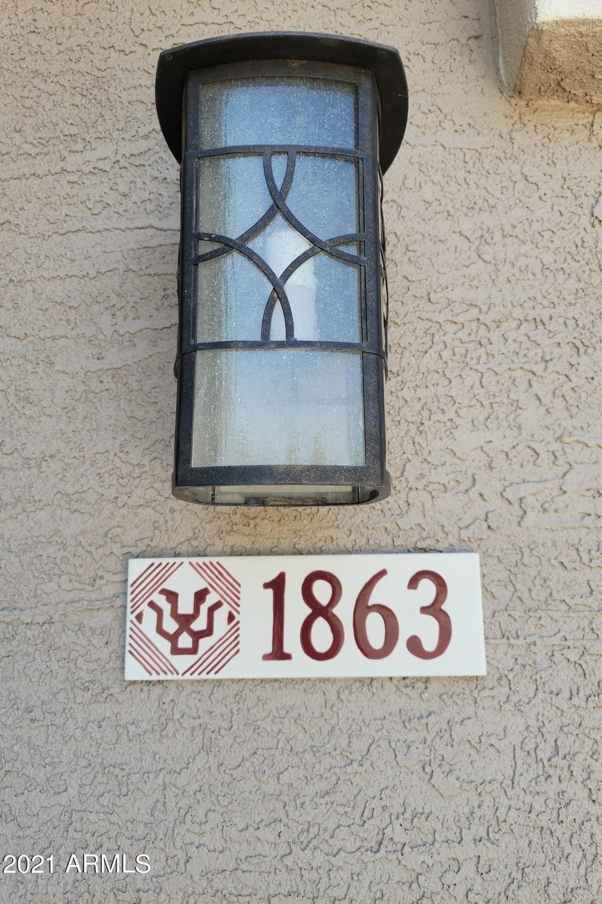 1863 E Ebony Pl