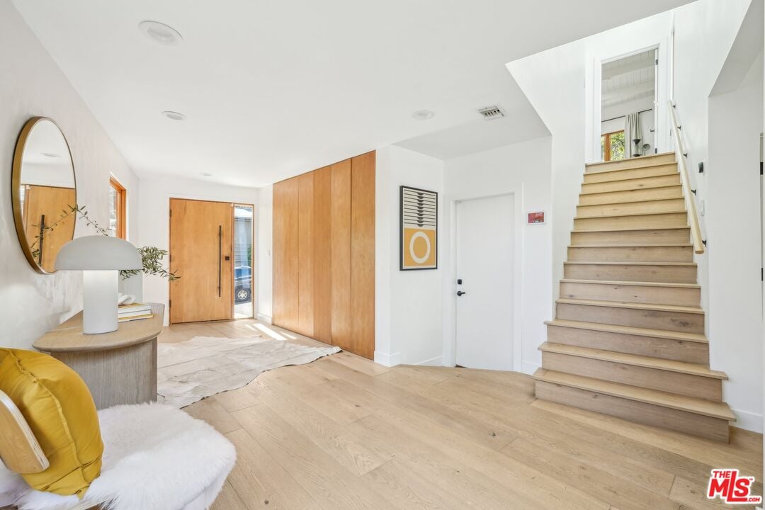 Sunset Crest Dr, 90046