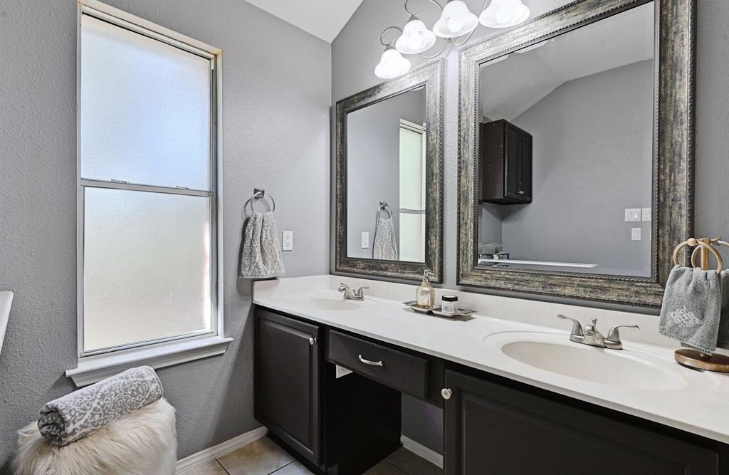 Charming Designer Home in Villages at Western Oaks