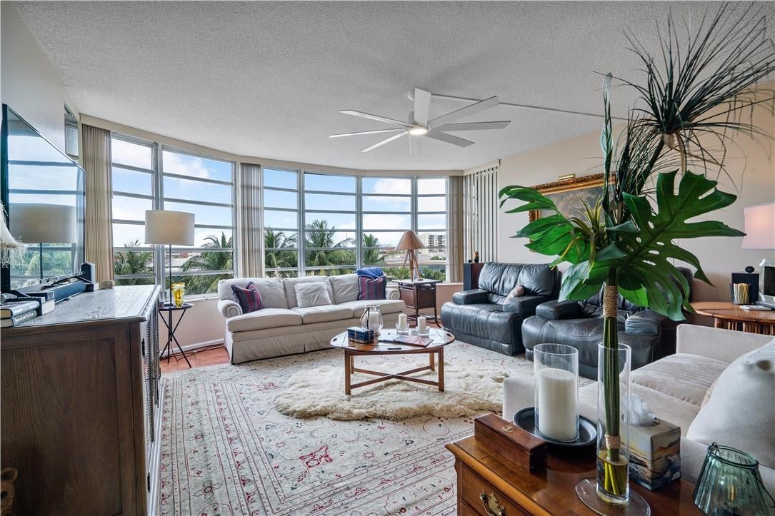 3051 NE 48th St APT 401
