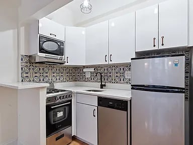 24 Fifth Ave Apt 921