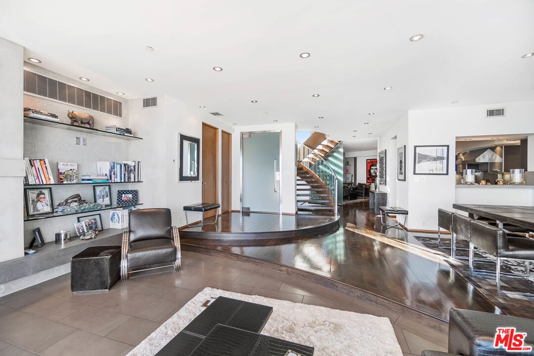 Luminor Crest, Viewmont Dr, 90069