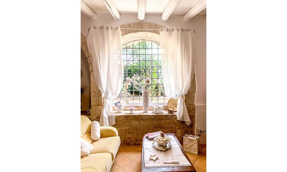 Character Filled Trulli With Pool Near Castellana Grotte