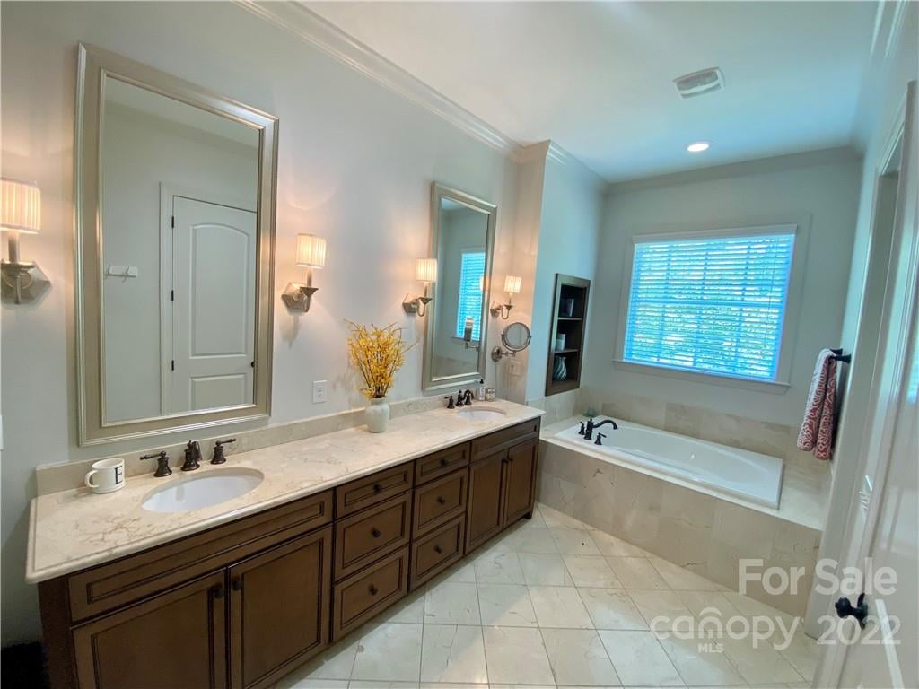 709 Woodcliff Ct
