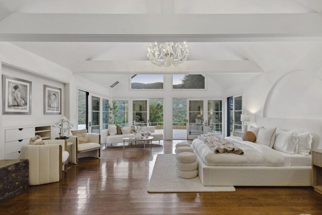 3100 Mandeville Canyon Rd