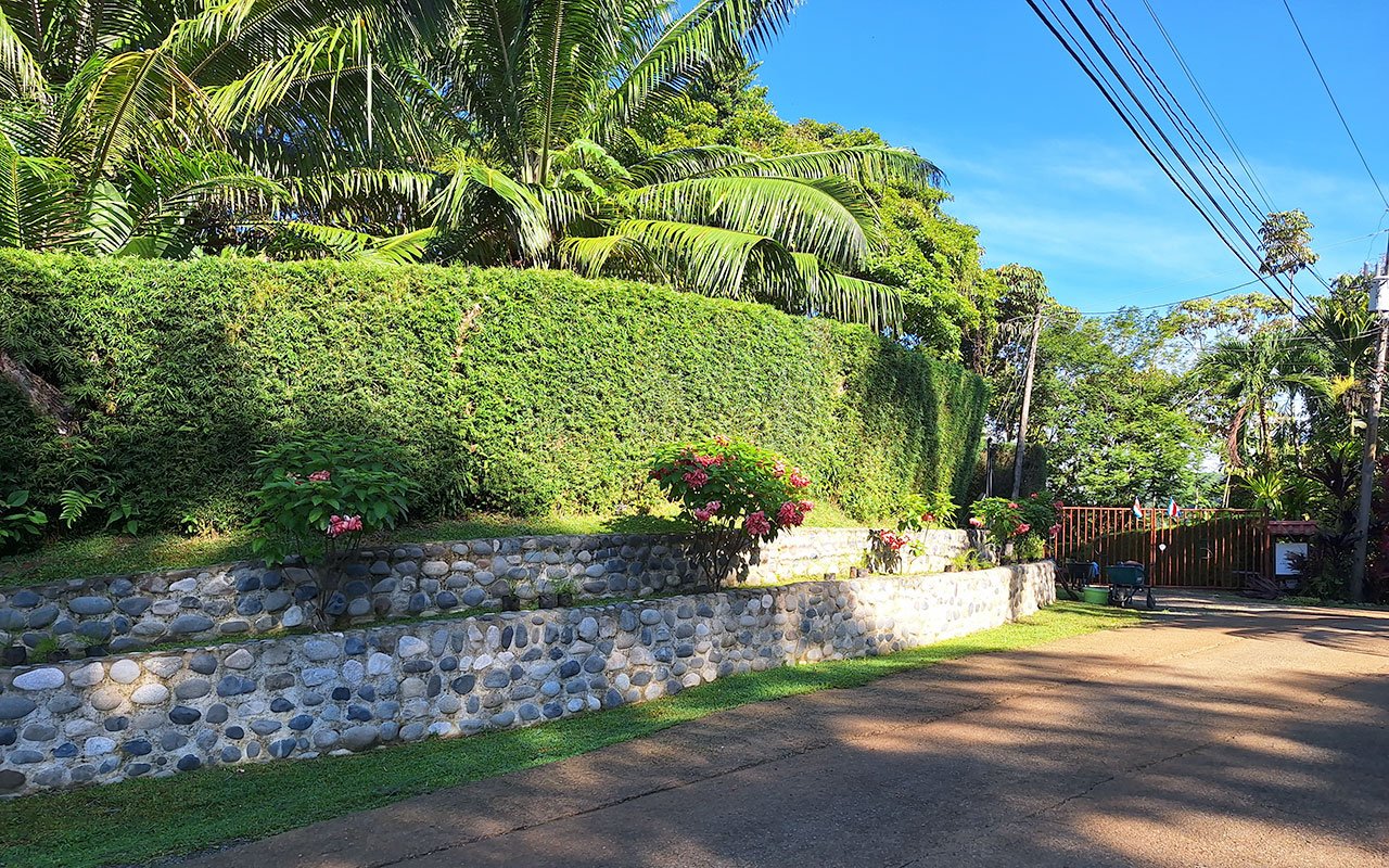 Tropical Getaway with Two Villas and Lush Gardens Near the Heart of Uvita