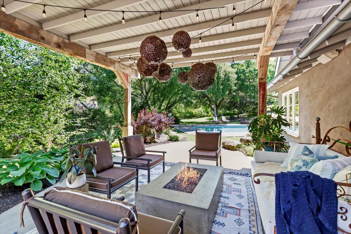 15 Cascade Ln