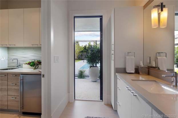 4965/4945 SW 82 St