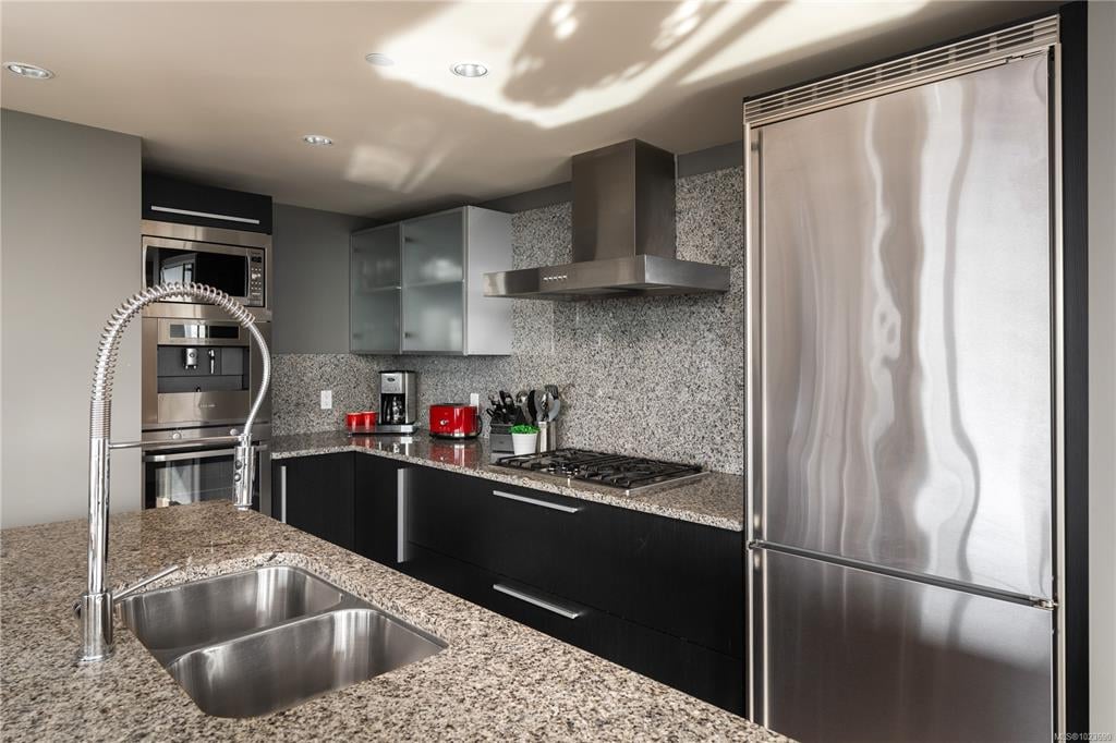 1406 - 707 Courtney St