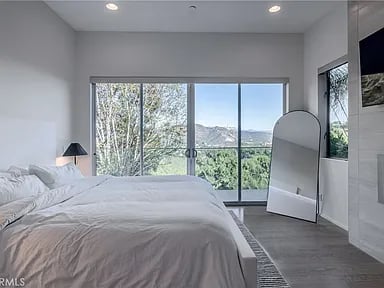 7350 Pacific View Dr