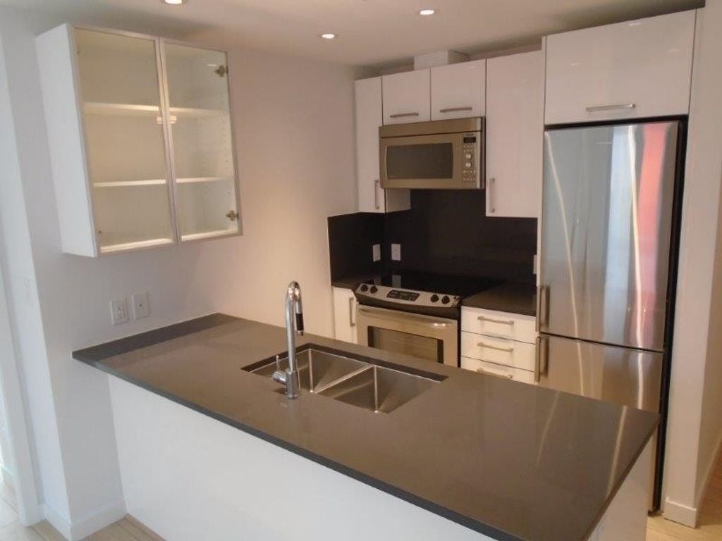 955 E Hastings St, PH#7