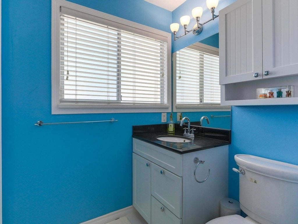 807 Porteau Pl