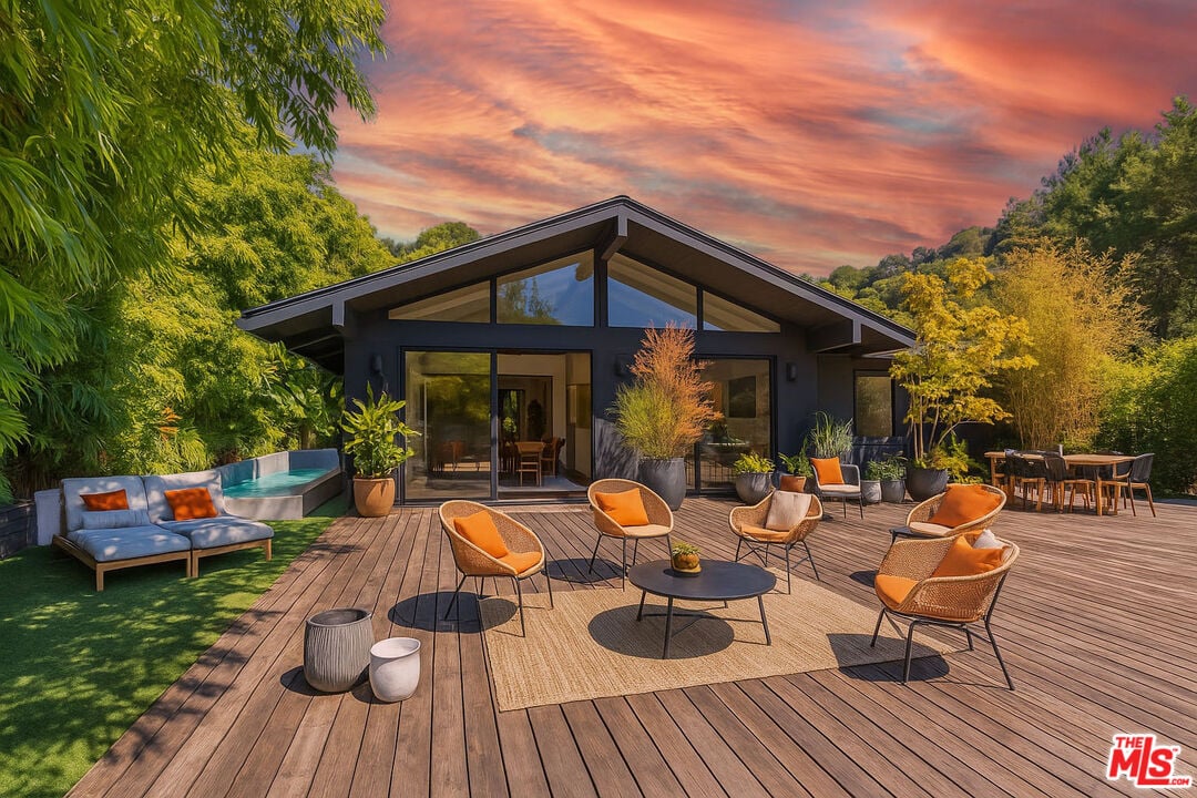 Halo Crest, Queens Rd, 90069