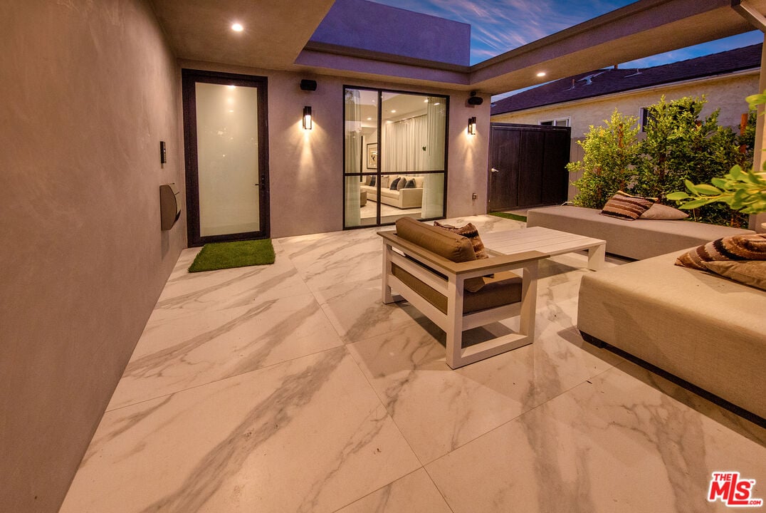 S Sherbourne Dr, 90035