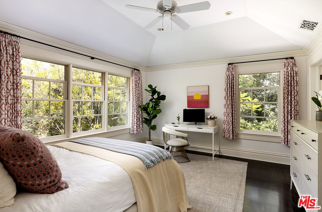 Mandeville Canyon Rd, 90049