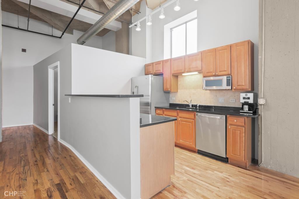 West Loop Loft: 1645 Ogden Ave, #420