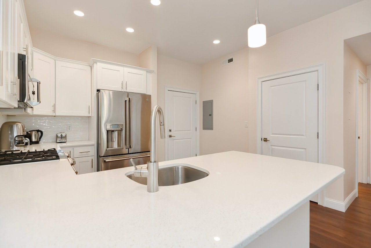 South Boston - Sunny 1 bed 1 bath w. Garage Parking & Central AC! July 15 or August 1!