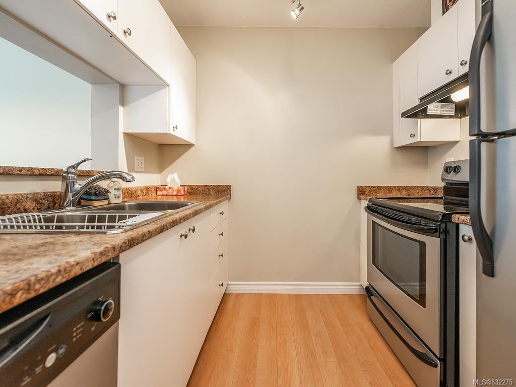 710-835 View St