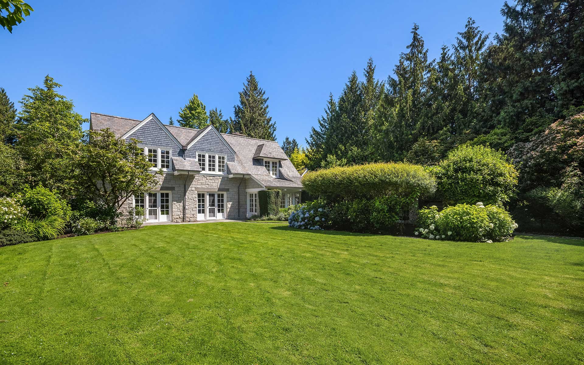 Sunny Hamptons Style in the Heart Of Medina