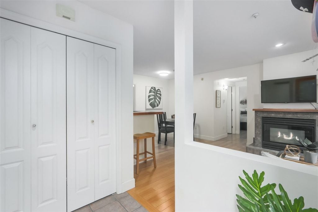 657 W 7th Ave, #103