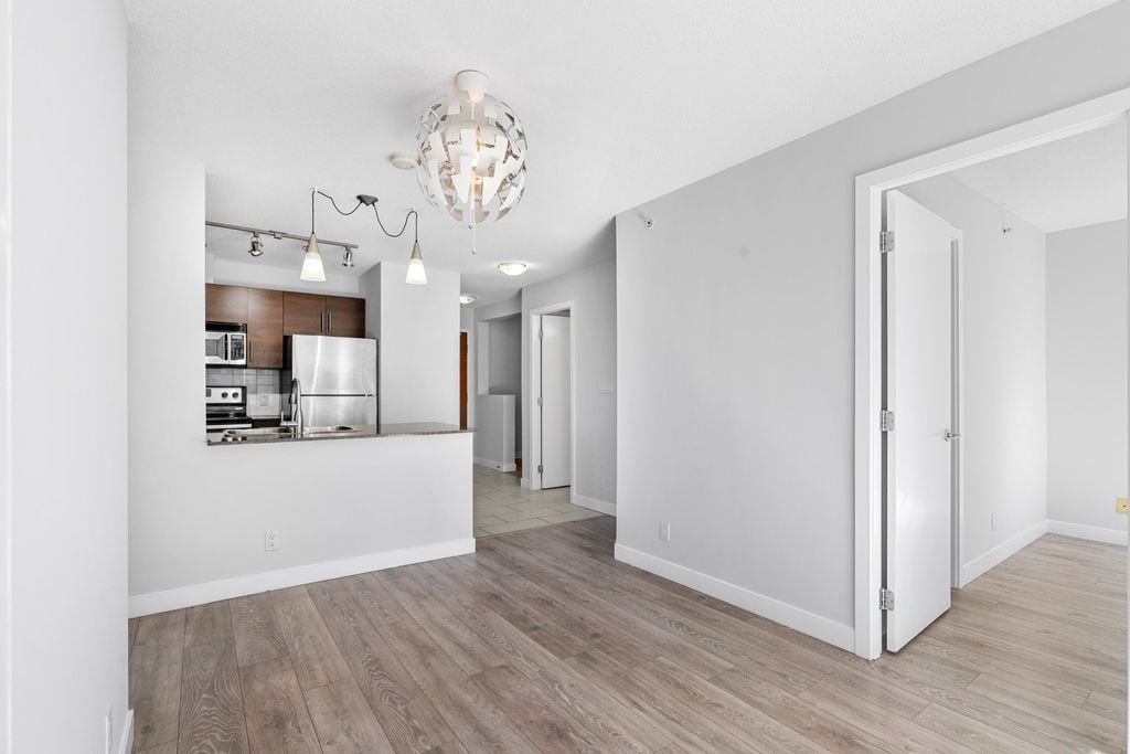 833 Agnes St, #807