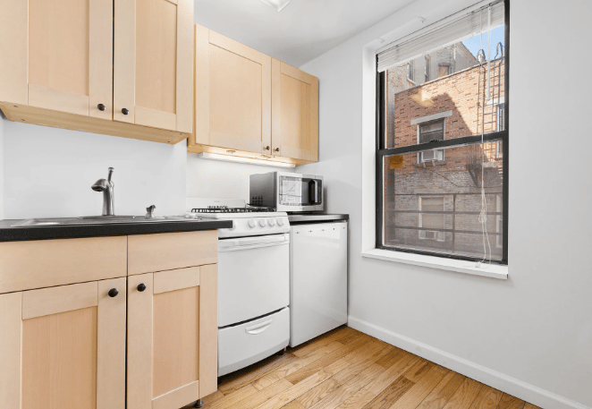 222 W 16th St - Building