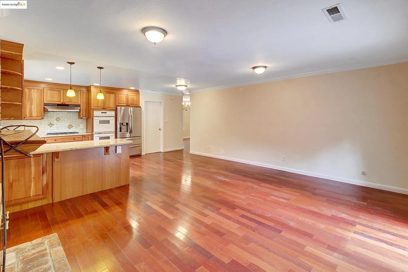 8153 Surrey Ln