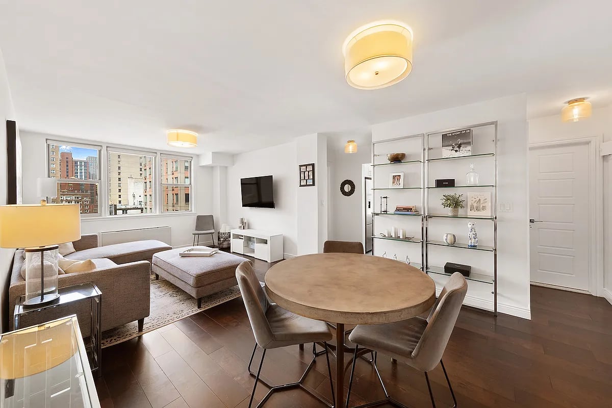 201 East 36th St, #17D