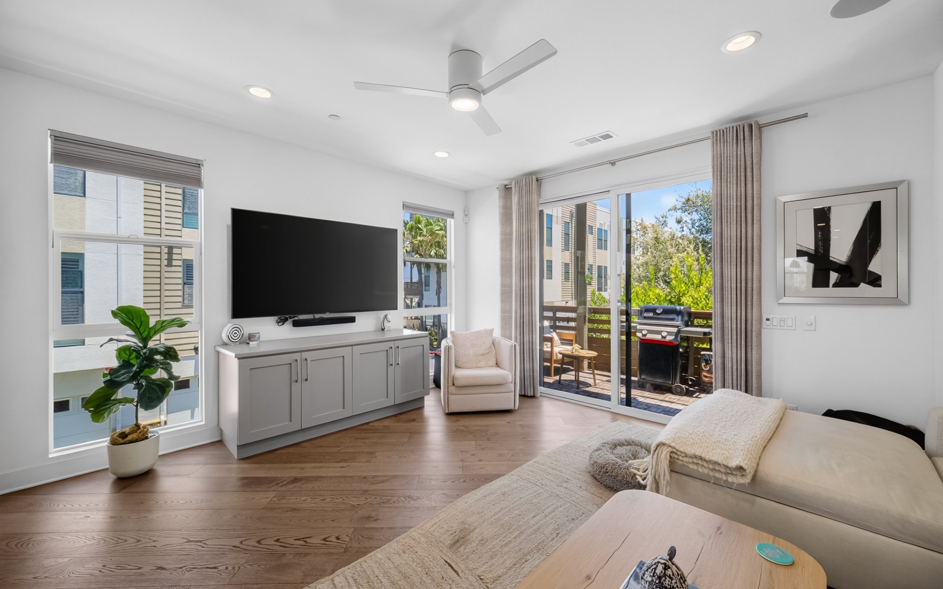 1687 Grand View