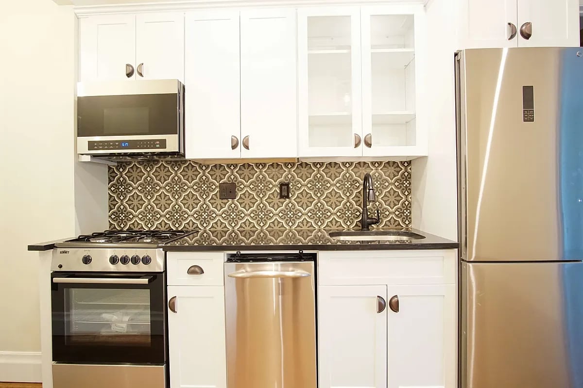 81 Stockholm St 3B
