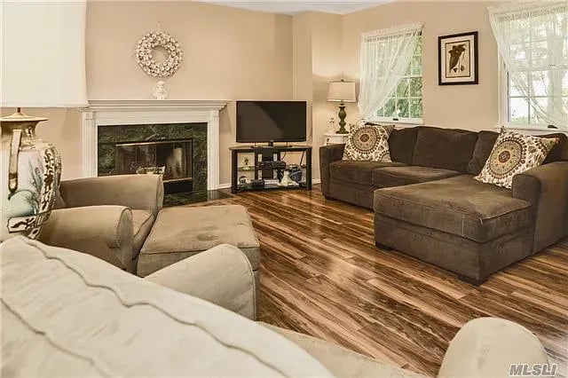 41 E Pond Ln