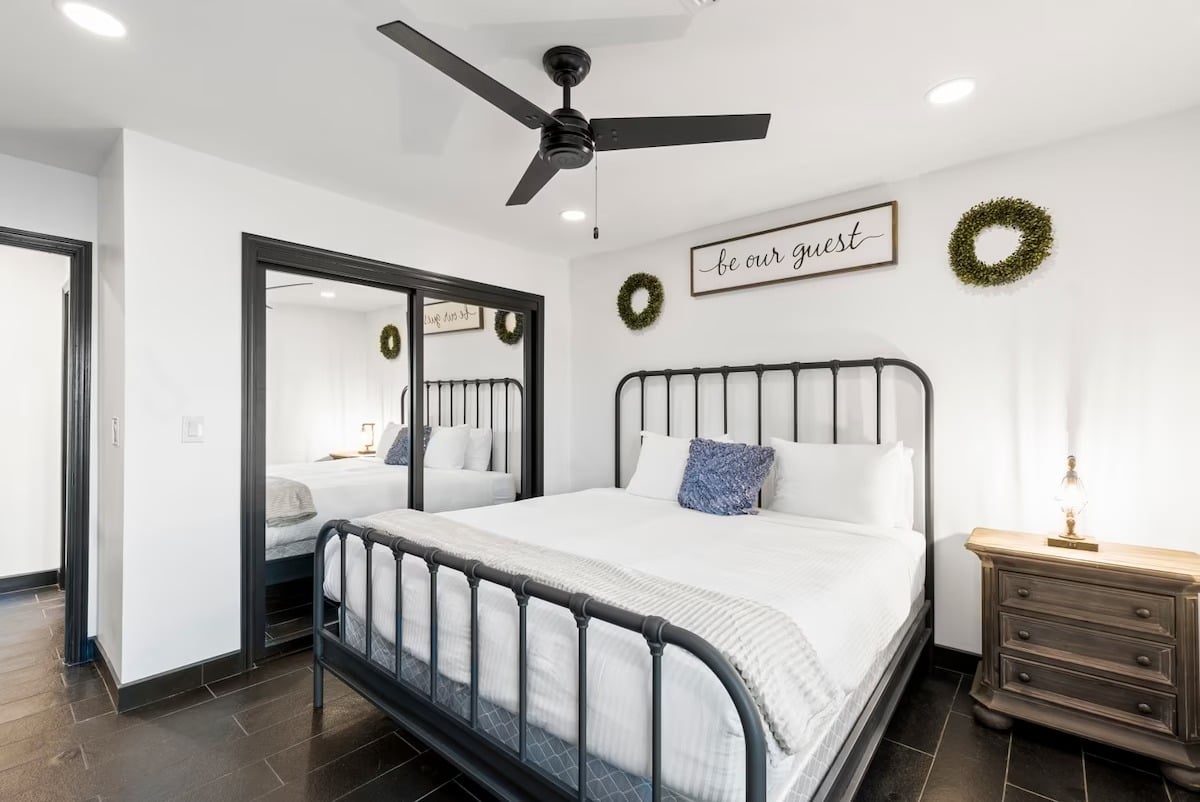 Phoenix Luxury! Pickleball | Free Heated Pool | Hot Tub