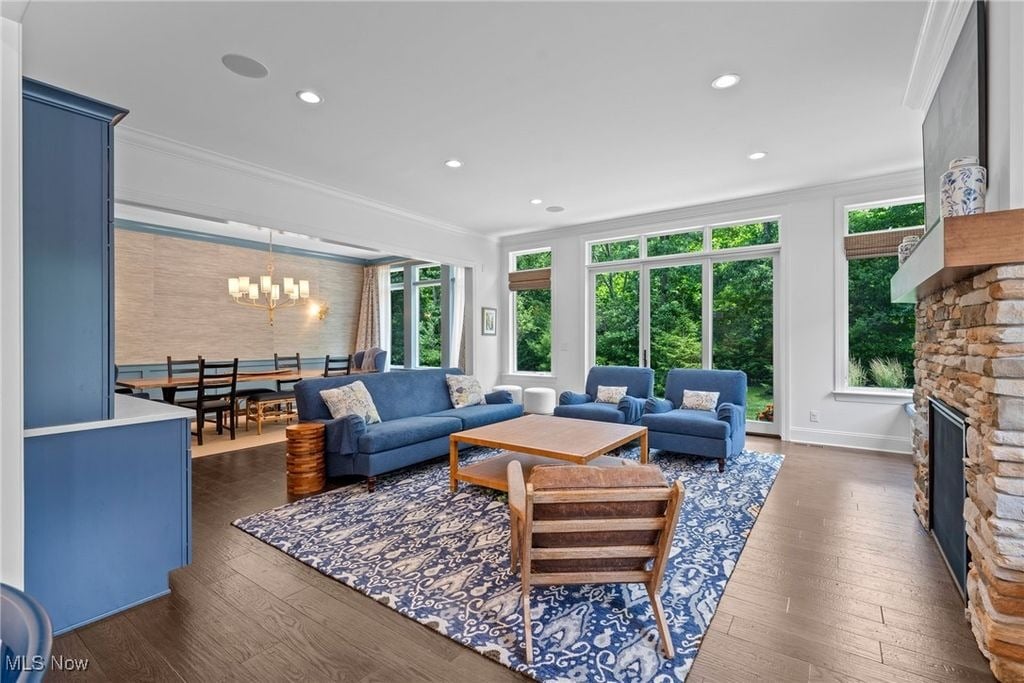 300 Woodridge Ln