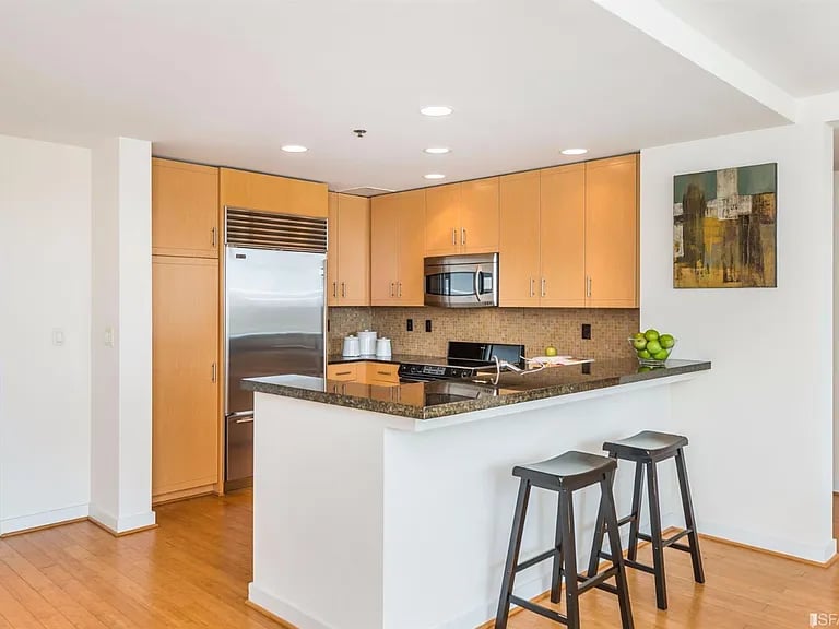 255 Berry St APT 516