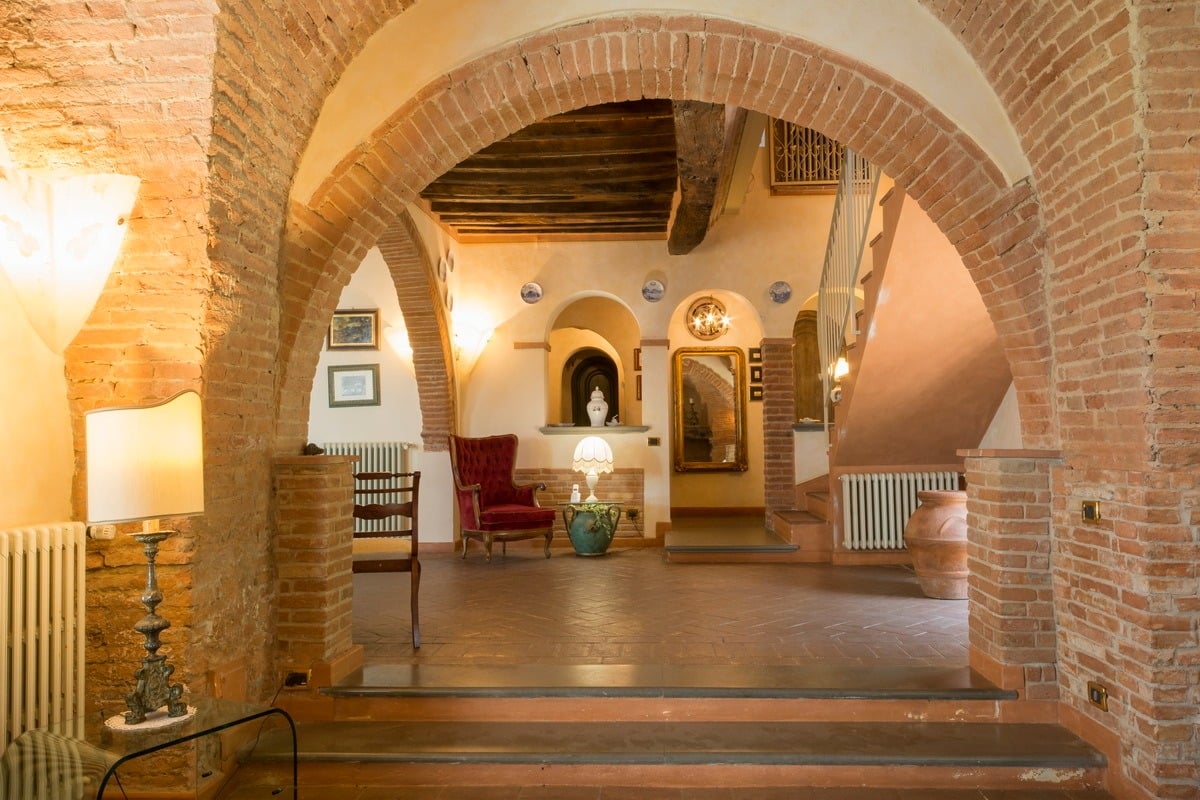 Villa In The Tuscan Hills