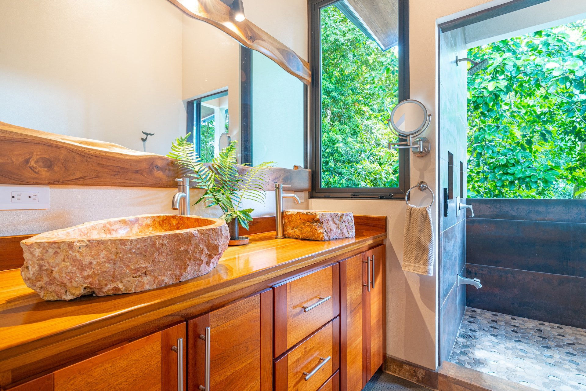 Casa Meraki: Modern Tropical Living with Whale’s Tail Views in Uvita