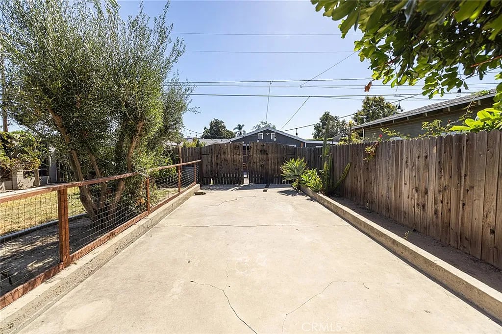 630 W Wilshire Ave