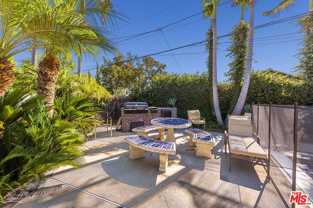 9132 Hillsboro Dr